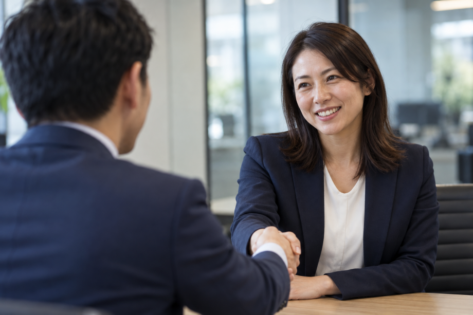 商务伙伴在会议室中握手